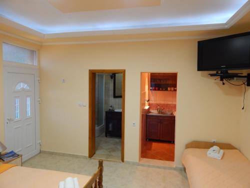 Studio with Balcony and Sea View image 6