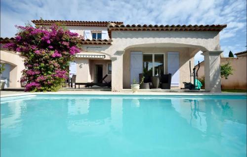 L'Hacienda, Haut de villa de deux chambres, avec salle de bain et toilettes WC privative - Chambre d'hôtes - Fréjus