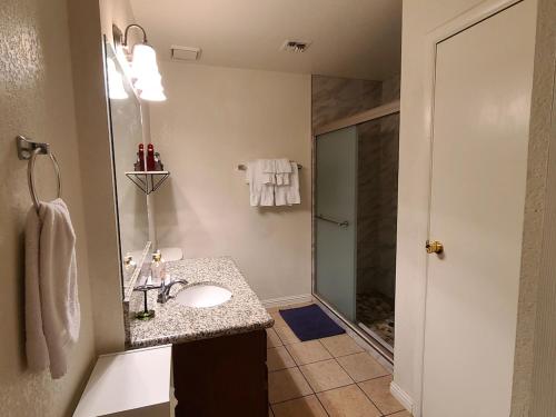 2bed 1 bath condo near Nellis afb & the strip