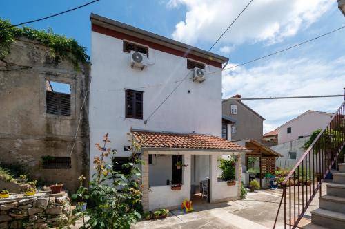  Apartments with a parking space Preko, Ugljan - 8179 in Preko