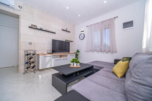 Family friendly house with a swimming pool Pucisca, Brac - 21499 in ปราซนิซา