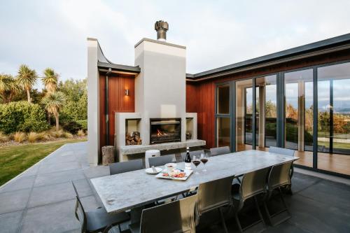 Mt Gold Retreat - Sleeps 8 - Spa Pool - Tennis Court - image 4