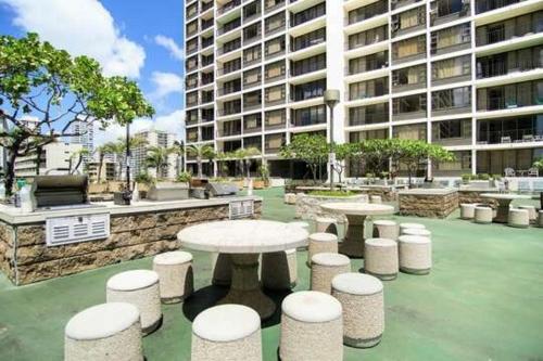 7th Floor Garden View Condo In Walking Distance to Waikiki Beach condo