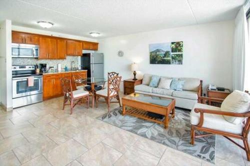 Deluxe Panoramic Mountain View Condo - 37th Floor Free parking & Wifi - image 8