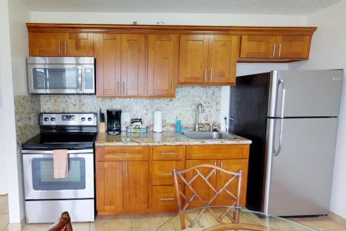 Deluxe Panoramic Mountain View Condo - 37th Floor Free parking & Wifi - image 11