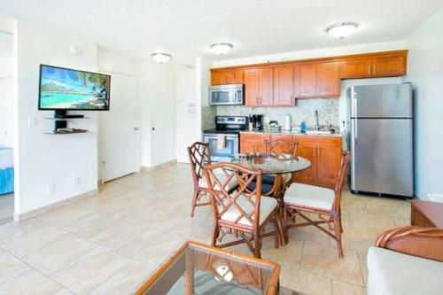 Deluxe Panoramic Mountain View Condo - 37th Floor Free parking & Wifi - image 5