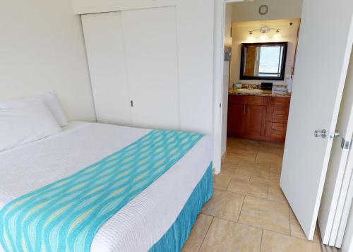 Deluxe Panoramic Mountain View Condo - 37th Floor Free parking & Wifi - image 2