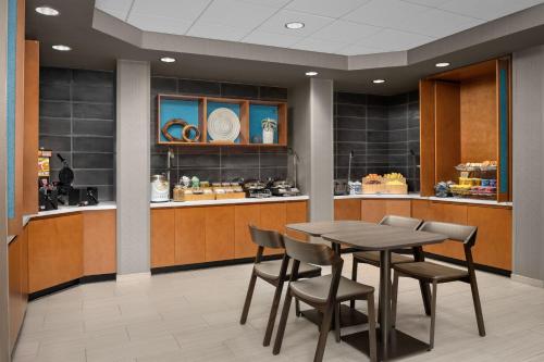 อาหารและเครื่องดื่ม, SpringHill Suites by Marriott Atlanta Buford/Mall of Georgia in บูฟอร์ด (GA)