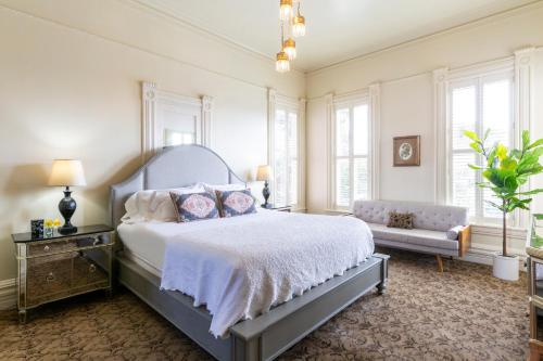 Pinc Lady Mansion in Eureka