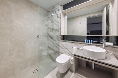 Bathroom, Meriton Suites Canberra near National Carillon