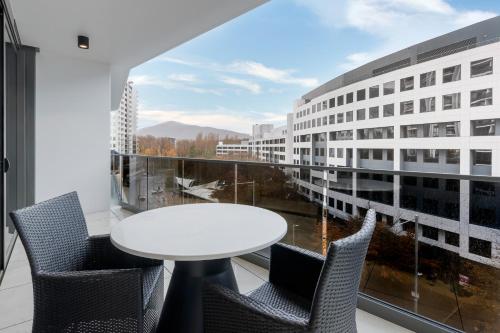 Balcony/terrace, Meriton Suites Allara Street Canberra near High Court of Australia