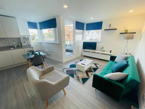 Leigh On Sea - Prime Location! Ultra Modern Entire Apartment With Free Gated Parking & Private Balcony - Southend-on-Sea