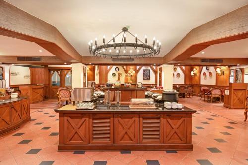 レストラン, The Cama - A Sabarmati Riverfront Hotel in アフマダーバード