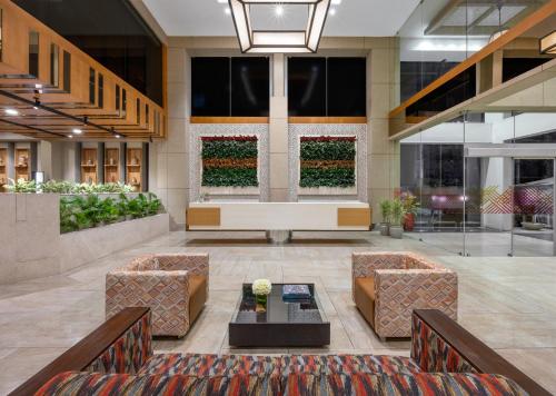 Előcsarnok, Ginger Kochi MG Road near Marine Drive