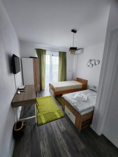 2 twin beds