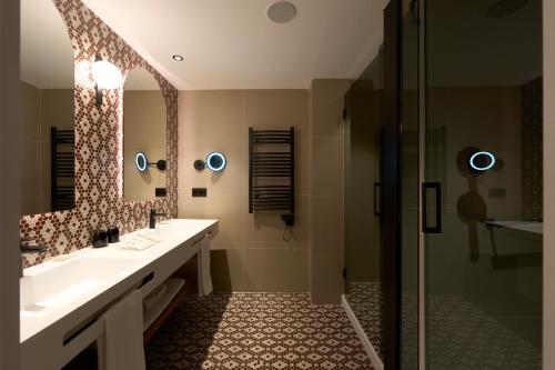 room detail thumbnail 2