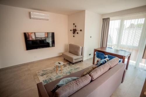 Shared lounge/TV area, Central Deluxe Apartment in Balatonalmadi