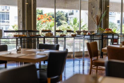 Restaurant, Grand Beach Hotel in Tel Aviv