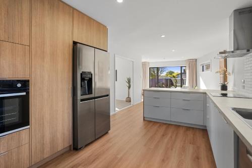 Private, 4BR Family Home, Free Parking, 4km to Airport in Papanui