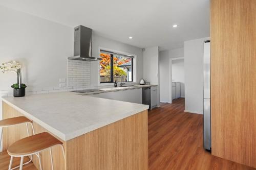 Facilities, Private, 4BR Family Home, Free Parking, 4km to Airport in Papanui