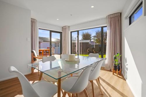 Facilities, Private, 4BR Family Home, Free Parking, 4km to Airport in Papanui