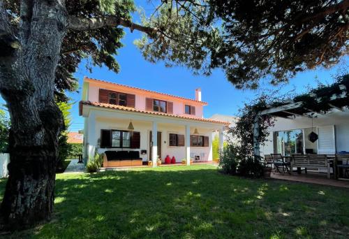  Santa Cruz Beach House, Unterkunft in Areias