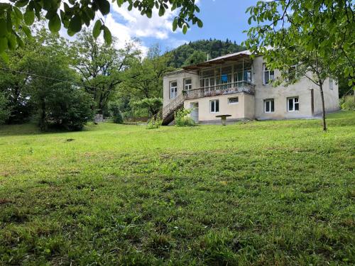 Alrededores, Authentic house with a huge garden in Oni