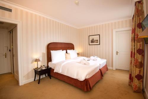 Executive Double Room - Lateral Lake View