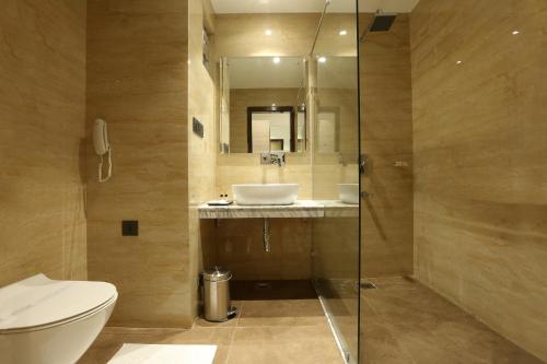 Double Room with Garden View image 6