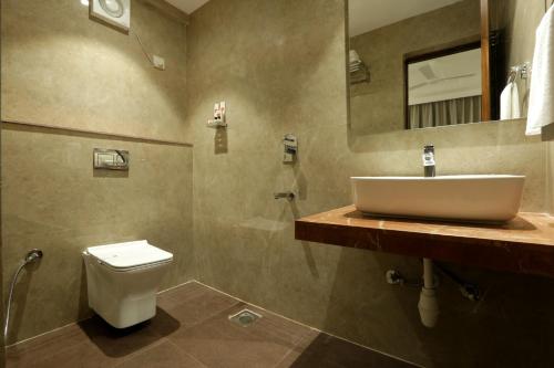 Double Room with Garden View image 4