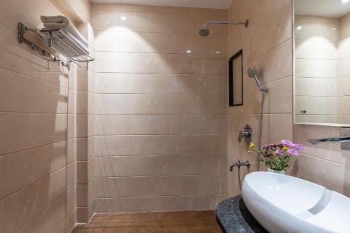 Double Room with Garden View image 5