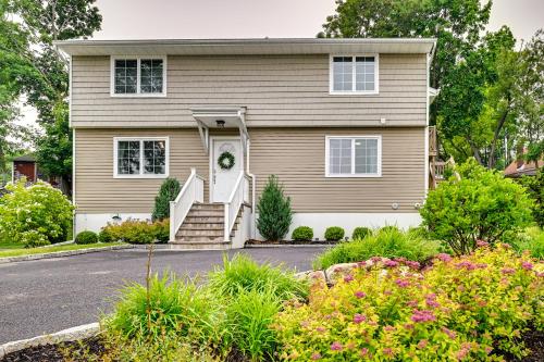 Glen Cove Vacation Rental Less Than 1 Mi to Downtown! in Glen Cove, USA