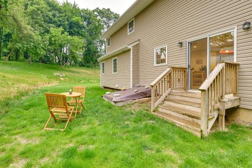 Glen Cove Vacation Rental Less Than 1 Mi to Downtown! in Glen Cove, USA