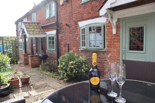 Cherry Tree Cottage Close to Belvoir Castle. Sleeps 6. Dogs v welcome. - Redmile