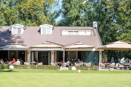 สนามกอล์ฟ (ในที่พัก), Smart hostel in ชุการิกา