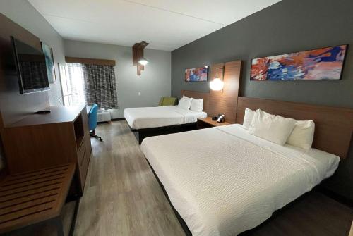 Queen Room with Two Queen Beds and Roll-in Shower - Mobility Accessible/Non-Smoking