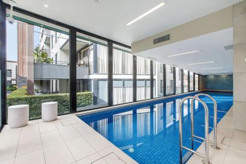 Beautiful 2BR APT with Balcony Pool and Gym