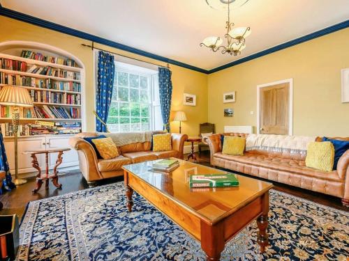 Oak Lodge - Tap to explore photos