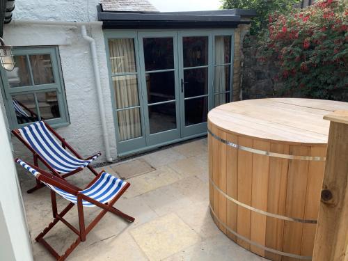 熱水浴缸, 喬納斯阿瑪斯旅館 (The Joiners Arms) in 察德