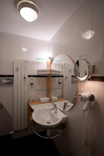 Logis Hotel Le Continental - image 2