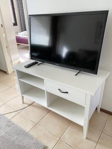 PIHLAJISTO 1 - Newly renovated Spacious 4-bedroom condo with patio, free parking, Helsinki (zdjęcie 8)