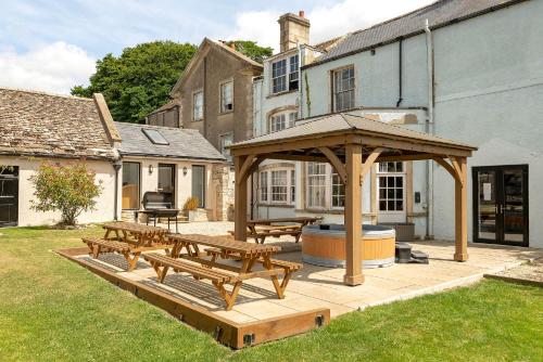 Historic country house retreat with hot tub, ideal for large groups