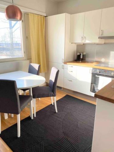 keuken, HHH Top hideaway in Helsinki, free parking, close to Lauttasaari metro in Eira