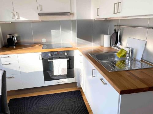 keuken, HHH Top hideaway in Helsinki, free parking, close to Lauttasaari metro in Eira