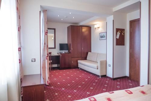 Double or Twin Room (2 Adults + 1 Child) image 4