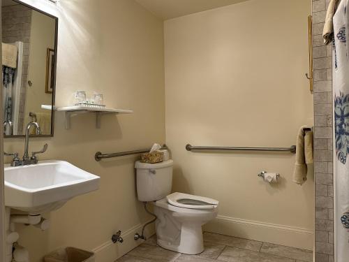 Standard Queen Room image 5