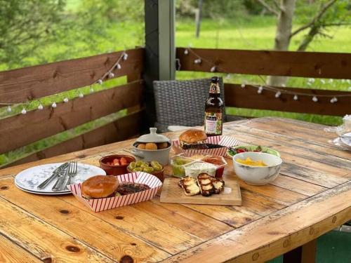 Wooden tiny house Glamping cabin with hot tub 1 in Tuxford