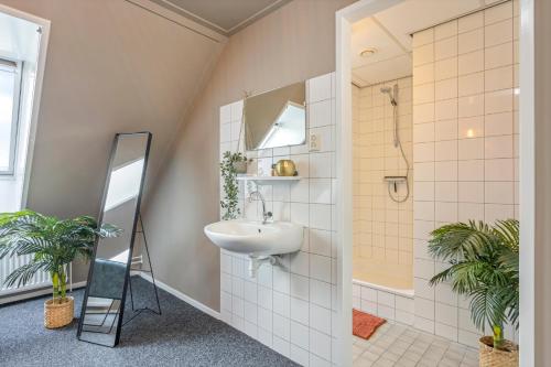 Zuhanyzó, Enschede83 in Enschede