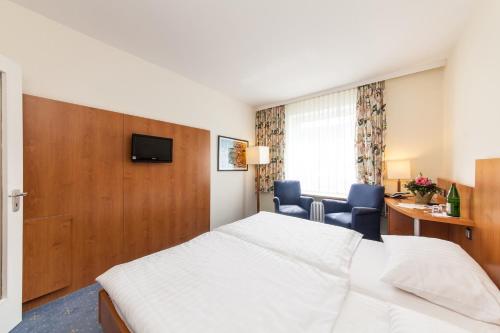 1 queen bed, 1 sofa bed