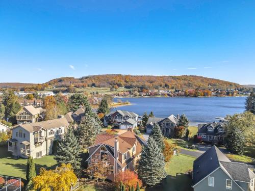 Newly Renovated Super Close Lake Access Dock Walk to Ski Slopes at Wisp